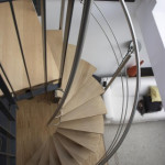 Německo - samonosné točité schodiště vč. zábradlí. Schodišťová konstrukce ocel. prášková barva, dřev