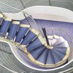Německo - Samonosné točité schodiště vč. zábradlí. Schodišťová konstrukce ocel. prášková barva, dřev