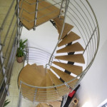 Německo - Samonosné točité schodiště vč. zábradlí. Schodišťová konstrukce ocel. prášková barva, dřev