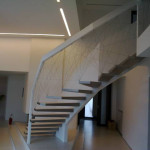 schodiště Zbraslav - kotvené nerezové schodnice do ocelobetonu