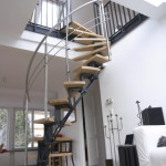 Německo - samonosné točité schodiště vč. zábradlí. Schodišťová konstrukce ocel. prášková barva, dřev