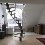Německo - samonosné točité schodiště vč. zábradlí. Schodišťová konstrukce ocel. prášková barva, dřev