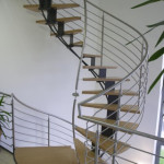 Německo - samonosné točité schodiště vč. zábradlí. Schodišťová konstrukce ocel. prášková barva, dřev