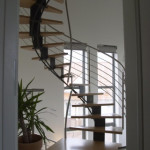 Německo - samonosné točité schodiště vč. zábradlí. Schodišťová konstrukce ocel. prášková barva, dřev