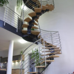 Německo - samonosné točité schodiště vč. zábradlí. Schodišťová konstrukce ocel. prášková barva, dřev