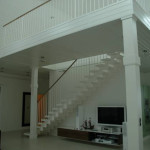 RD Samopše - samonosné schodiště ocelové, zábradlí ocel+ prášková barva, dřevěné stupně masiv, lakov