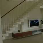 RD Samopše - samonosné schodiště ocelové, zábradlí ocel+ prášková barva, dřevěné stupně masiv, lakov