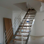 RD Zdiměřice - ocelová konstrukce schodiště, zábradlí práškově lakované, dřevěné stupně